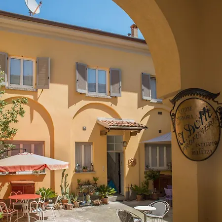 La Corte Di Zizi Сasa de vacaciones *